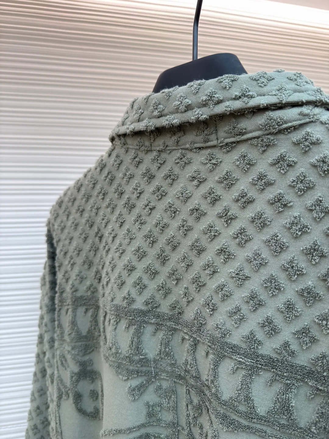 LOUIS VUITTON presbyopic terry shirt ●Original version: Purchased and developed by 14049 ●Item number: 1681930-B90 ●Fabric: jacquard terry fabric ●Technology: washed production ●Color: green ●Version: fitted version ●Weight: about 545 grams ●Size: XS-S-M-L ●Description: The fabric is custom-woven jacquard terry cloth with a weight of 250g. The bottom surface is made of 50s double-ply long-staple cotton yarn. The loops are made of 60s double-ply ring-spun combed cotton yarn. The bulk yarn color is customized and dyed. A 20-needle single-sided terry jacquard machine is used to weave the gray fabric. The finished fabric is then washed and shaped. After the washing process, the ring-spun yarn loops are more fluffy and three-dimensional than those of compact spinning. The positioning pattern is purely cut after finishing work, and the loss is huge. It has specific four-eye hand-stitched buttons and three-label washing. The overall wiring is straight and delicate, the fabric is comfortable and soft, and the color is consistent without color difference. It can be matched with the same style to create a fashionable look and control various occasions. Customized accessories, complete with three standards, same style for men and women!
